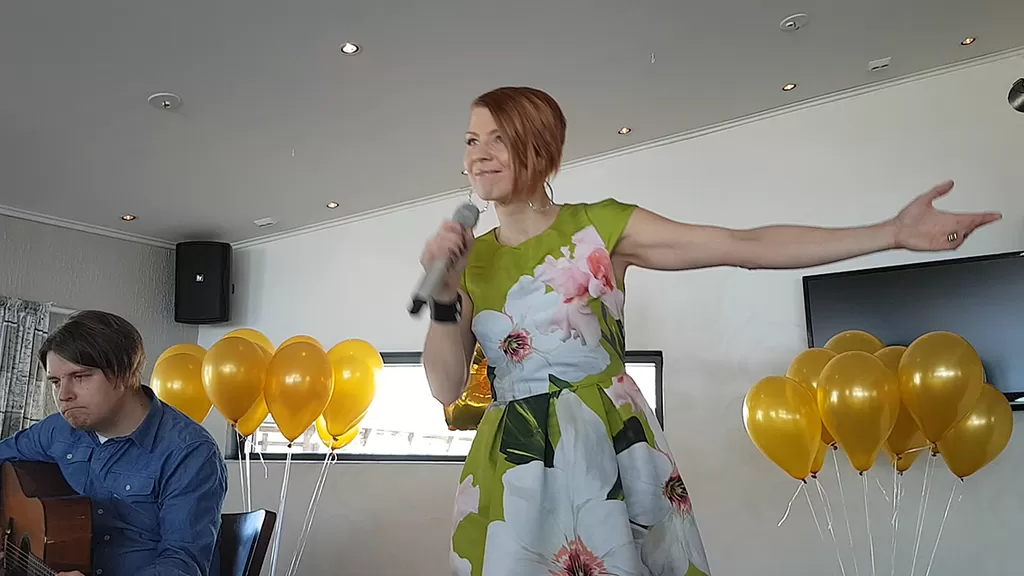 Heidi Kyrö esiintyi ravintola Satamassa Pasi Partasen juhlissa.