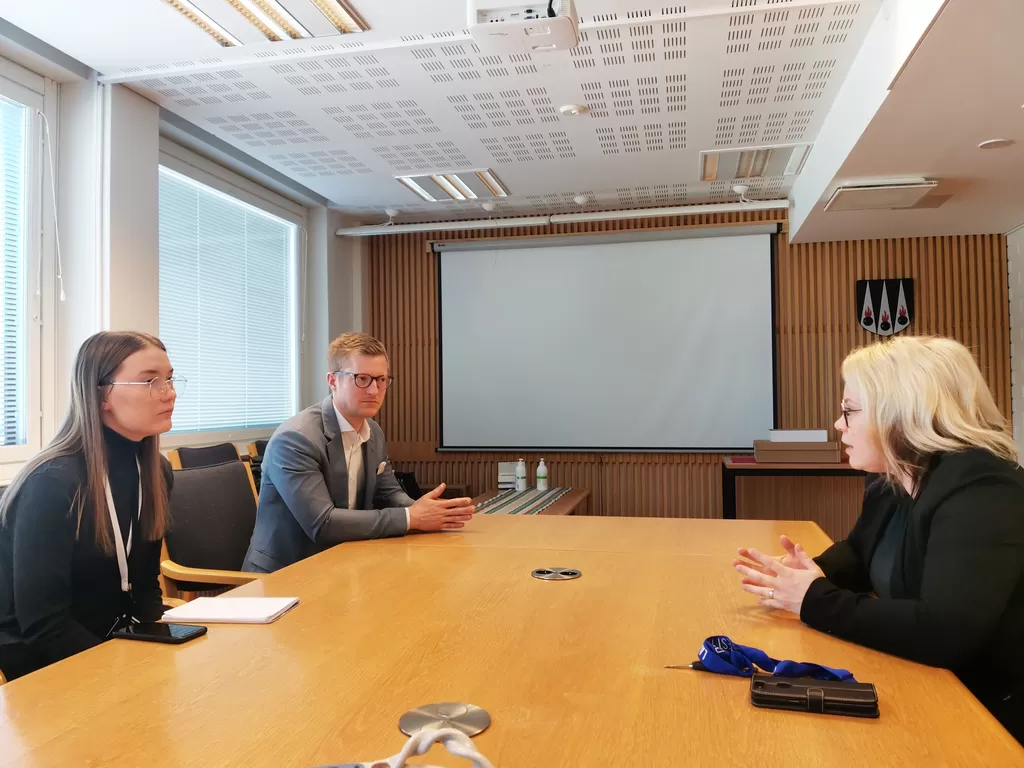 Suur-Savon Osuuspankin viestintä- ja markkinointiharjoittelijana Elisa Pöyry sekä riskienhallintajohtaja Heikki Huhtala kävivät viime torstaina kunnantalolla keskustelemassa kunnanjohtaja Niina Kuuvan kanssa.