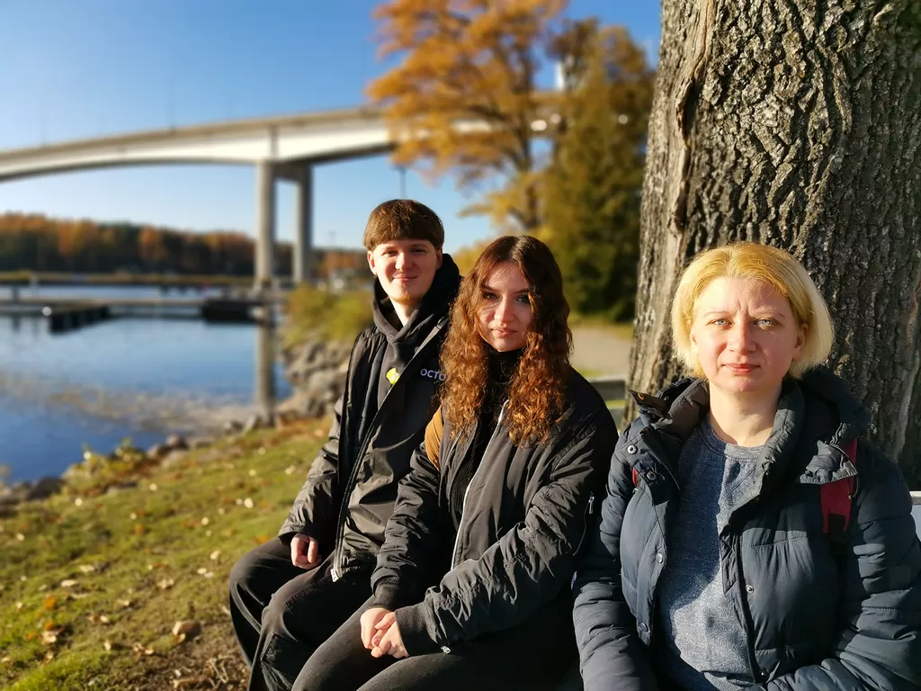 Nuori pariskunta Maxym Melnychuk ja Polina Fedoruk sekä Svitlana Nikolaienko istuivat viime keskiviikkona ”Tammibaarissa”.