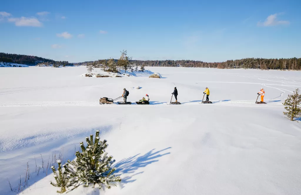 Matka norppasaaristoon taittuu kauniissa maisemissa e-lylyllä. Kolat viedään moottorireellä. 
